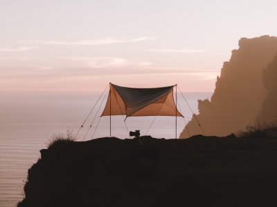 what to pack and how to rig a lightweight tarpaulin shelter for dawn sea-cliff silhouette shots with a mirrorless and 70–200mm